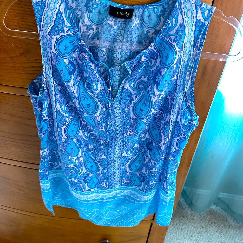 Crosby women’s tank blouse, tie front, blue paisley print, great condition